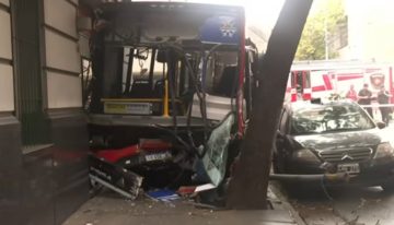 Video: así fue el momento en que el colectivo y el patrullero chocaron contra una pizzería en Constitución