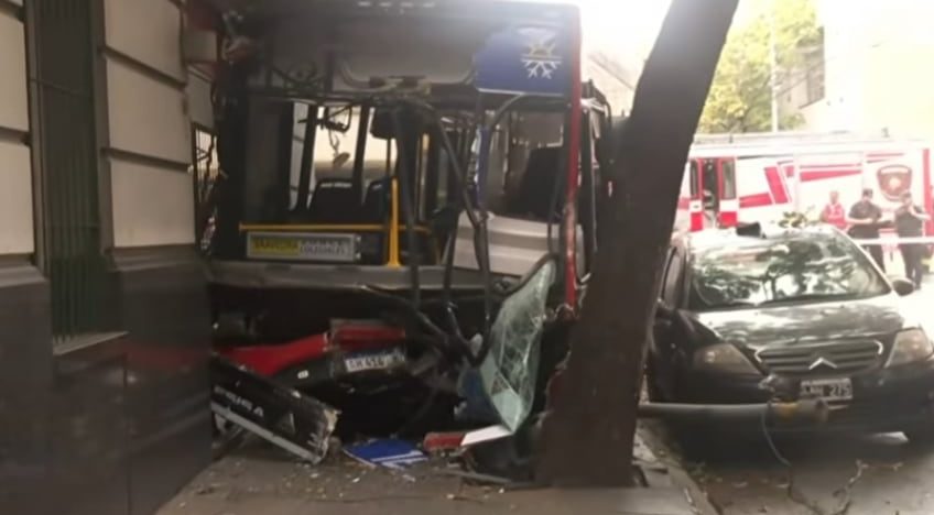 Video: así fue el momento en que el colectivo y el patrullero chocaron contra una pizzería en Constitución