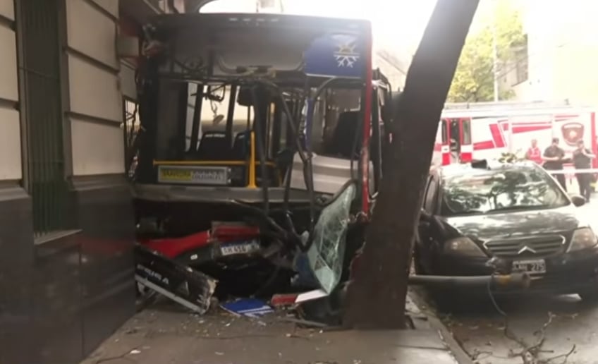 Impactante choque en San Juan y Sáenz Peña. (Foto: TN)