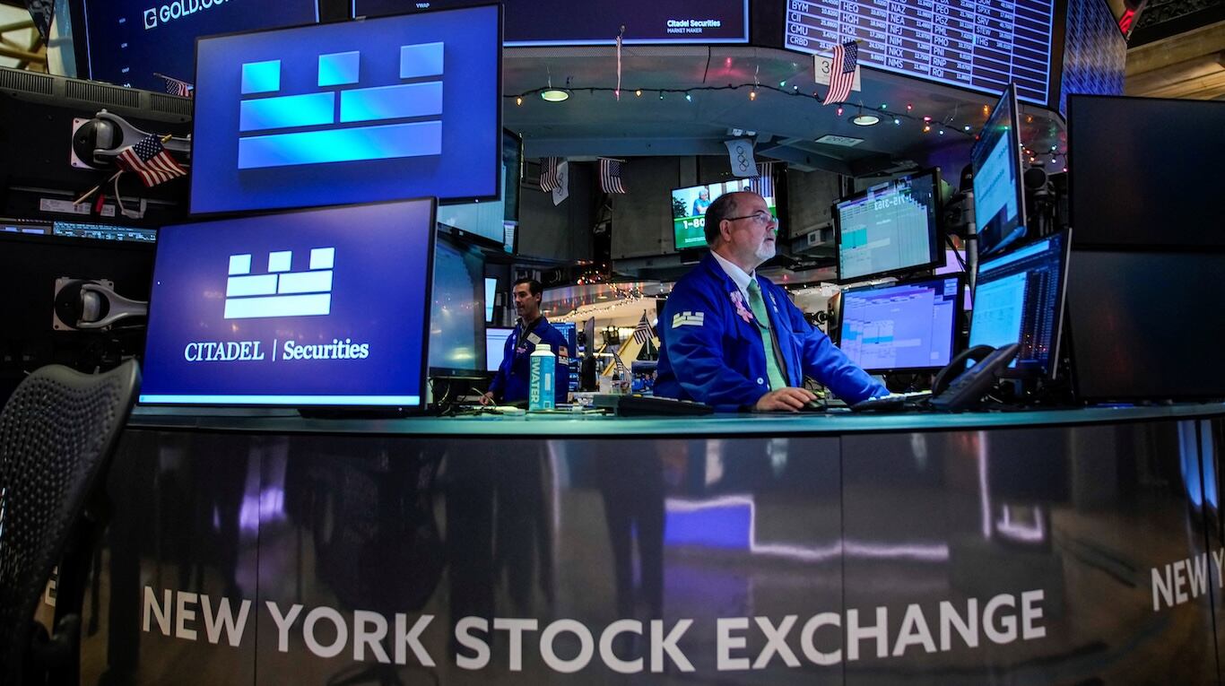 Cómo operan los mercados este lunes. (Foto: REUTERS/Eduardo Munoz).