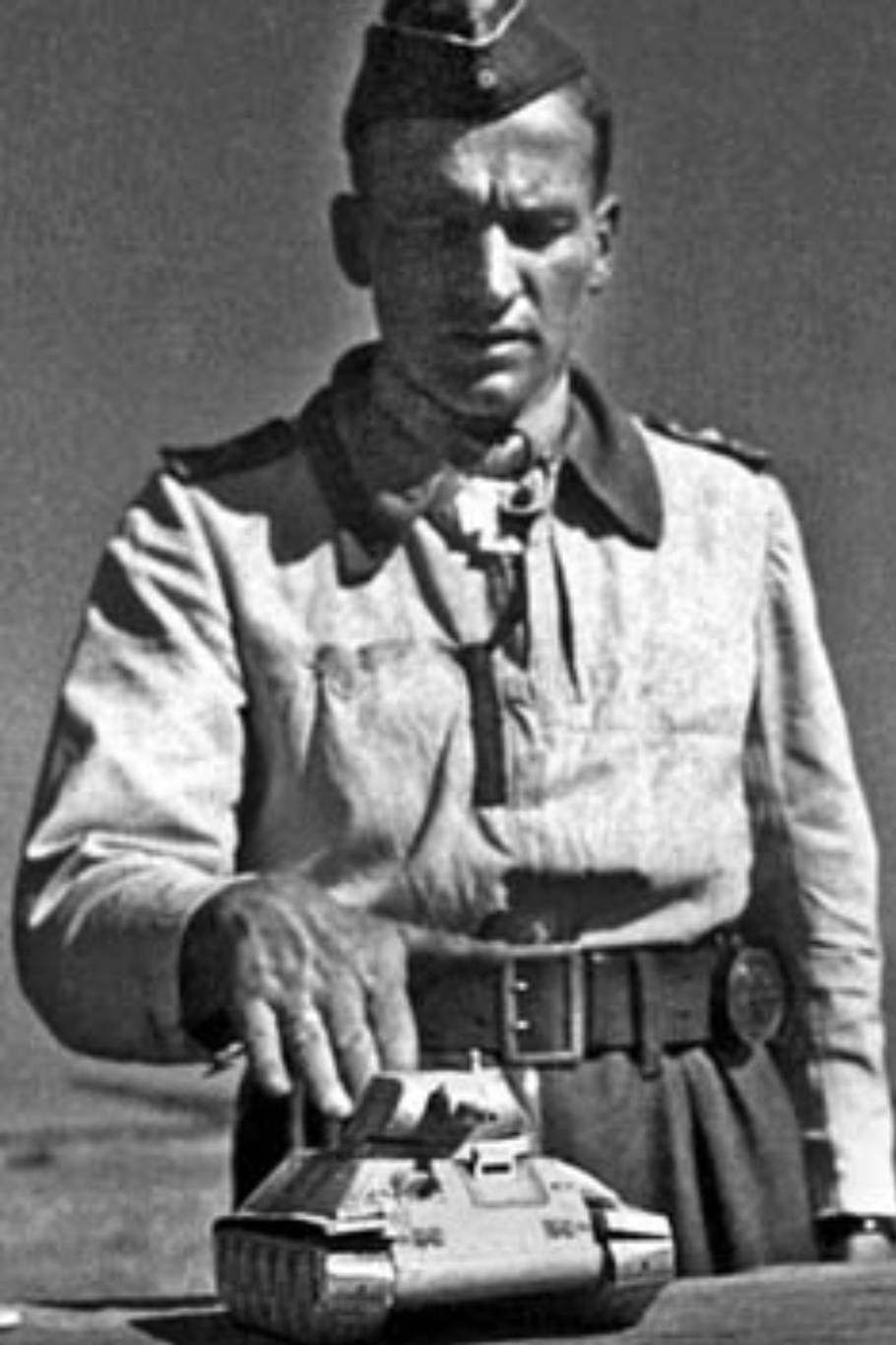 Hans Ulrich Rudel señala los lugares vulnerables por donde atacar a los tanques soviéticos