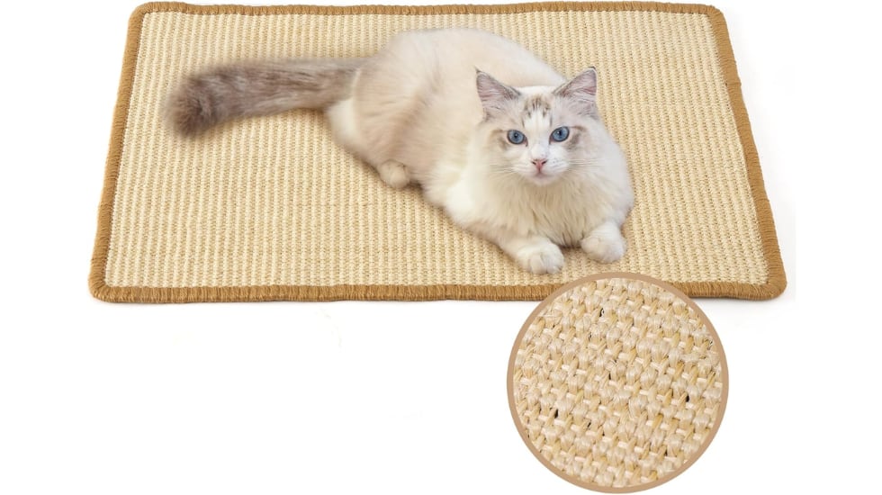 Está hecha de sisal, un material natural y muy resistente.