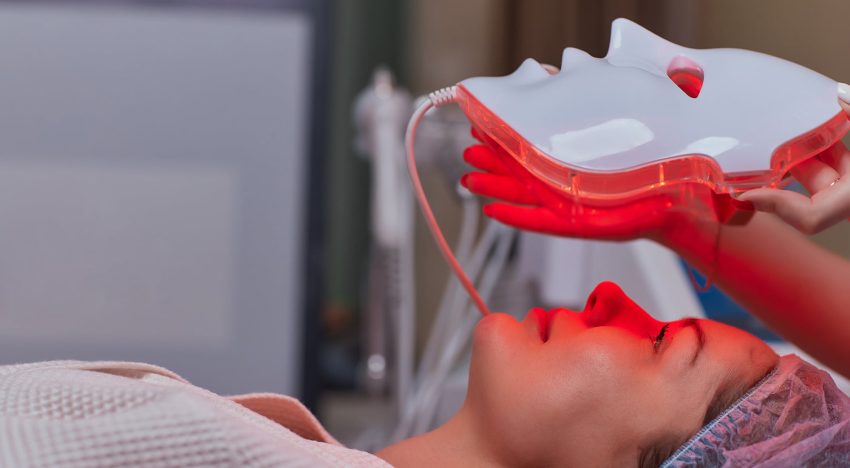 Máscaras LED de luz roja: la práctica que estimula el colágeno, reduce arrugas, acné y cicatrices