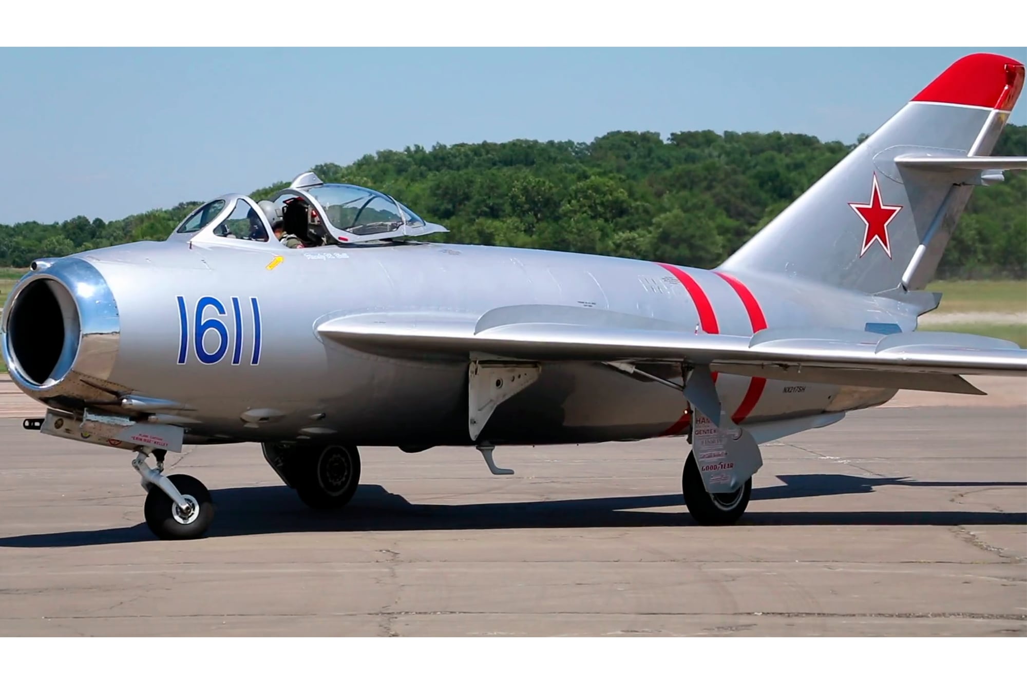 Un avión caza MiG-15, que no casualmente tiene similitudes con el Pulqui II