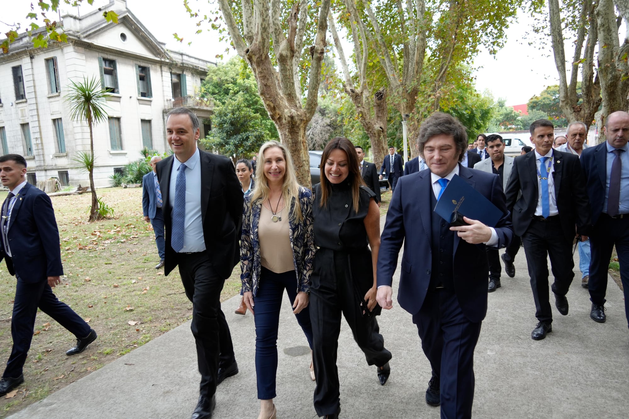 Javier Milei en la visita al Centro de Formación de Capital Humano junto a su hermana Karina Milei, Sandra Pettovello y Manuel Adorni
