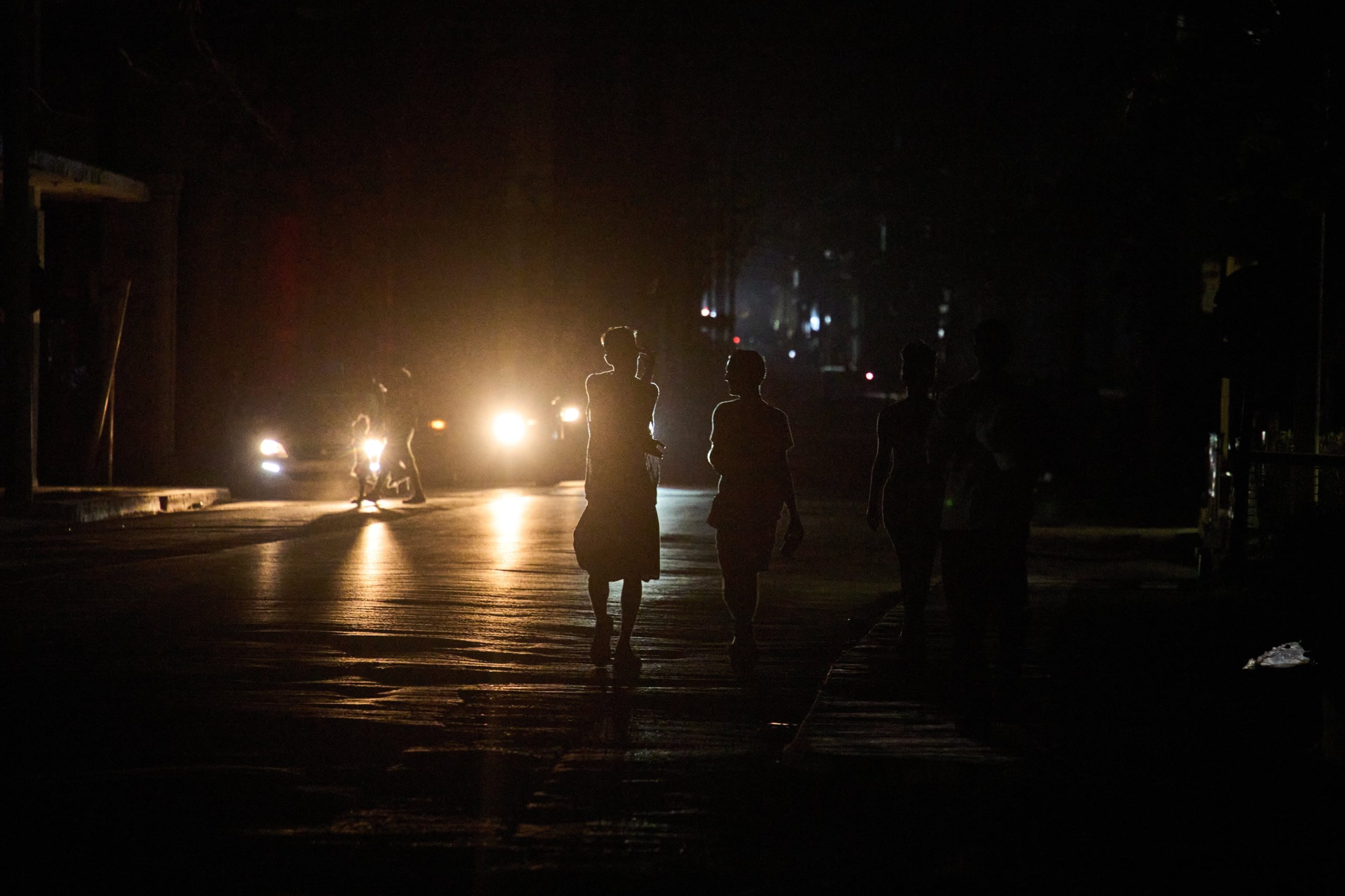 La gente camina por la calle durante un apagón en La Habana