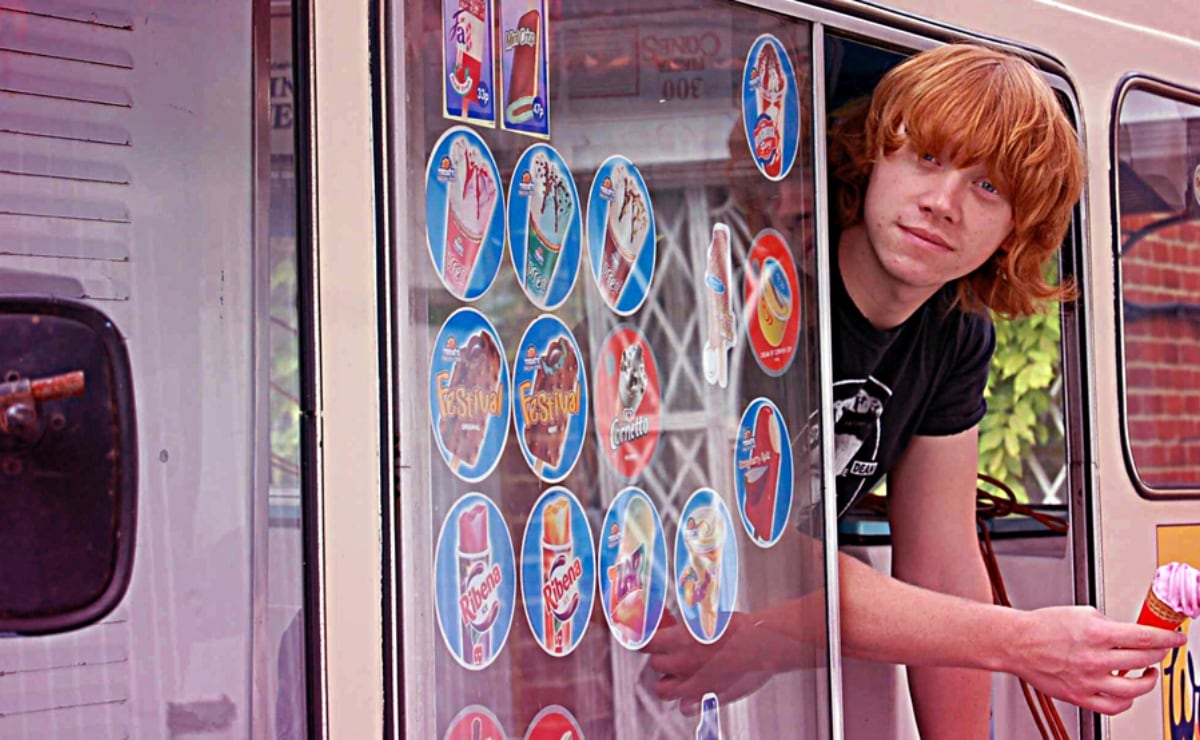 Rupert Grint recorrió pueblos ingleses regalando helados