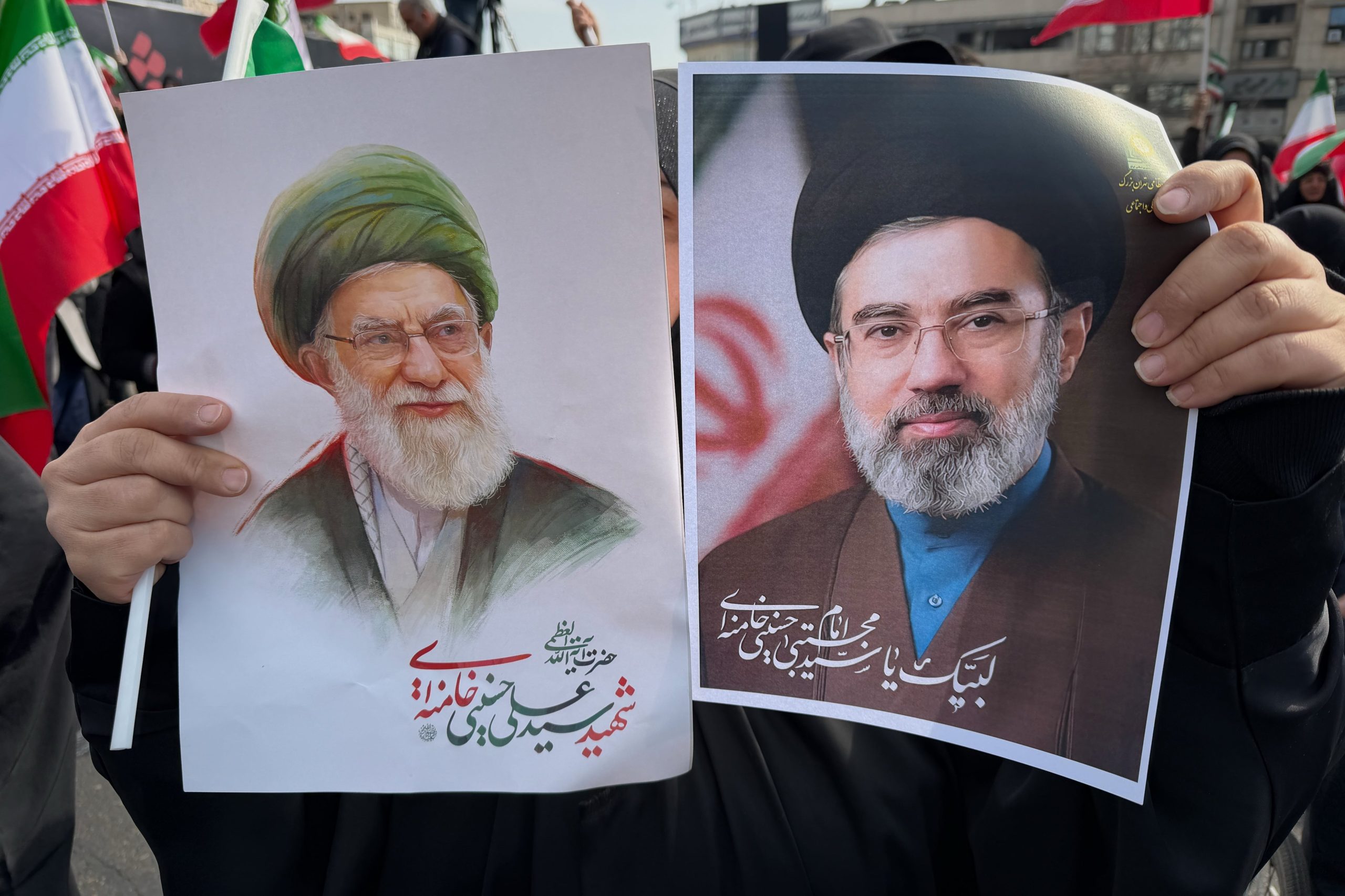 A la izquierda, el abatido ayatollah, Ali Khamenei y, a su derecha, su hijo y sucesor Mojtaba Khamenei