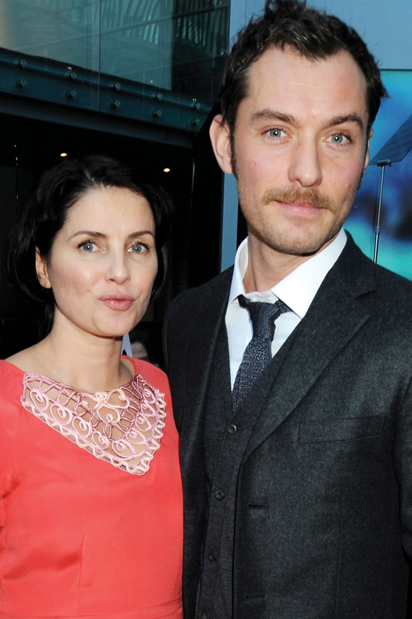 Sus padres Jude Law y Sadie Frost. Se casaron en 1997 y se separaron en octubre de 2003
