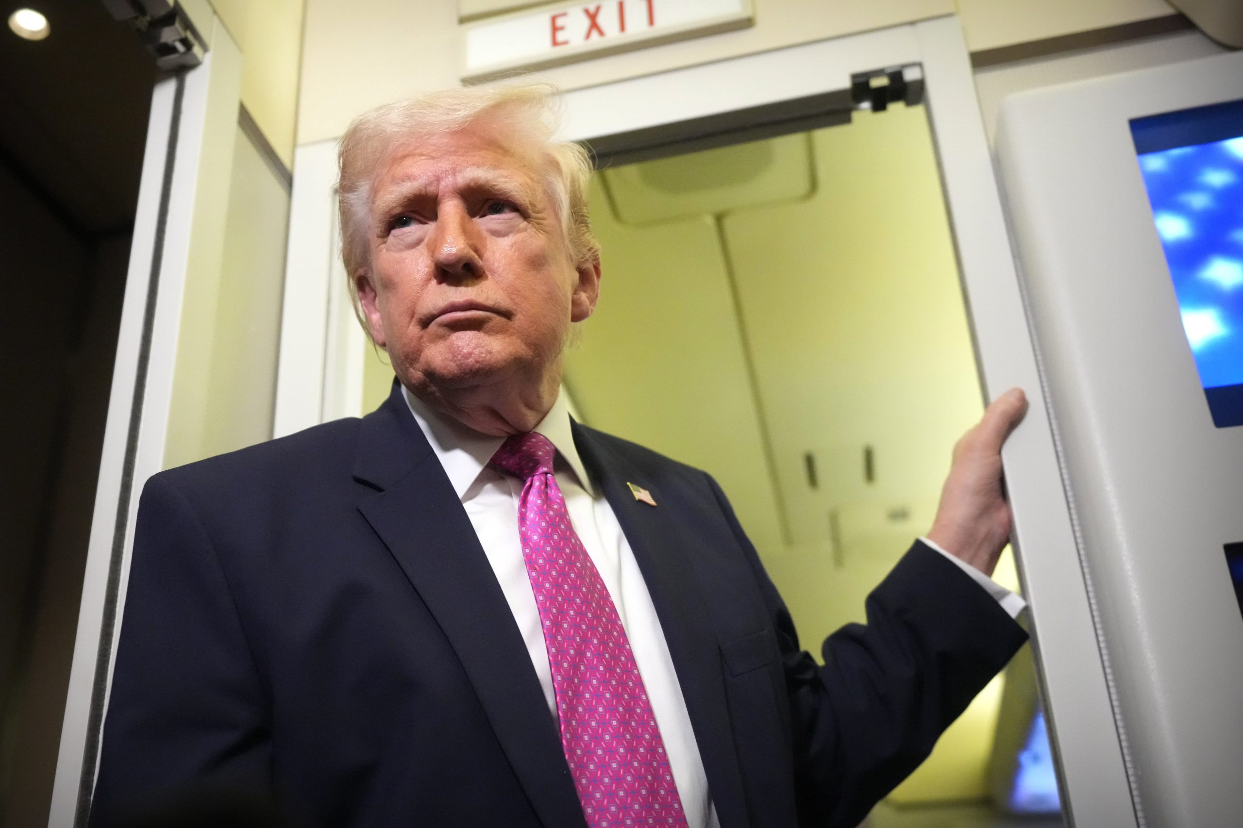 El presidente Donald Trump habla con los periodistas a bordo del Air Force One el domingo 29 de marzo de 2026