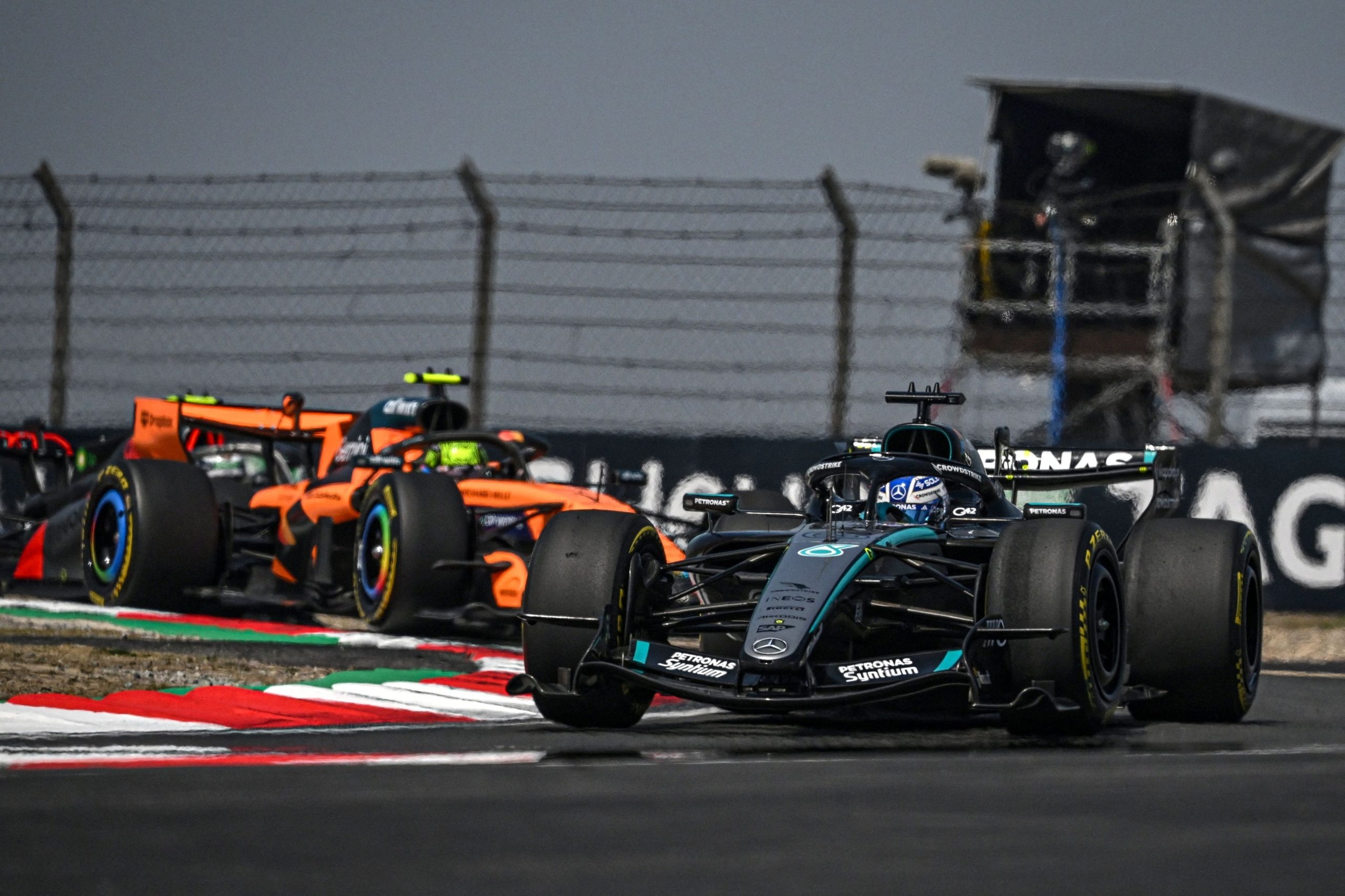 Una imagen que se repite con asiduidad desde el comienzo de la F1 2026: los McLaren persiguiendo a los Mercedes sin éxito