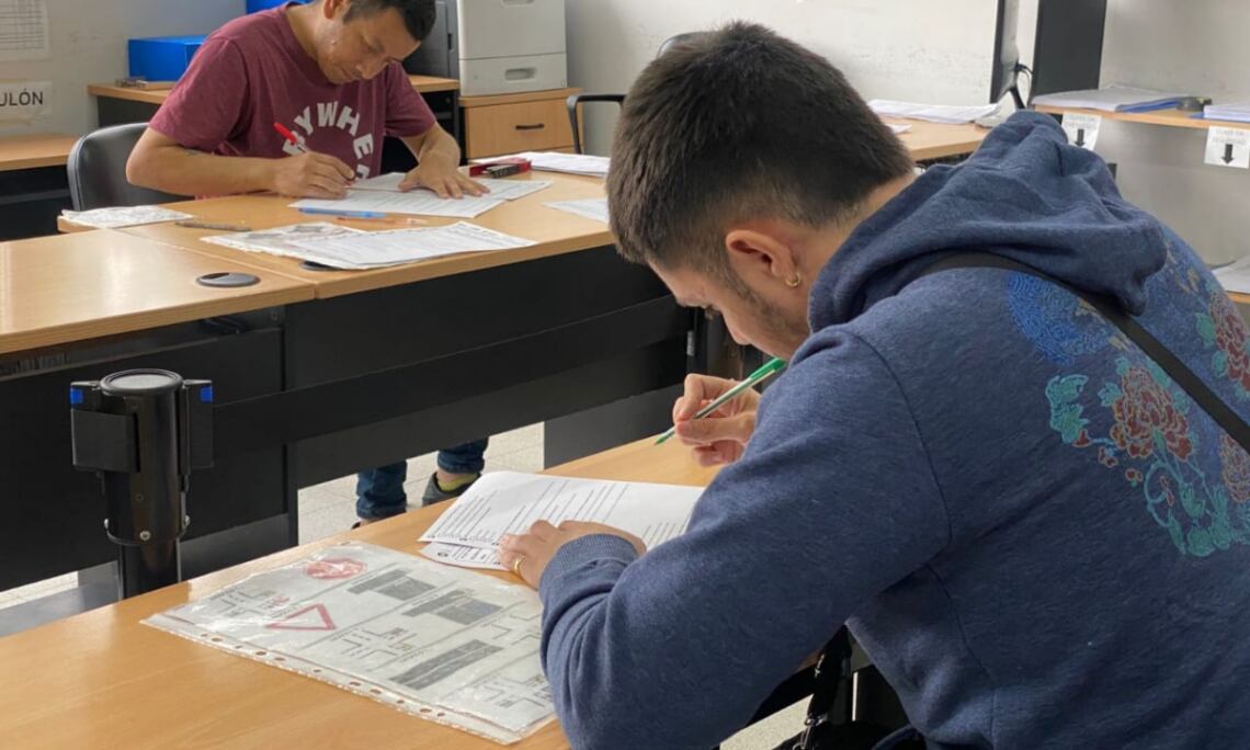 Identificar las preguntas más difíciles permite a los aspirantes reforzar sus conocimientos específicos en seguridad vial.