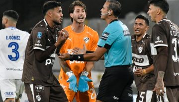 Dos balones en el campo, la polémica en el segundo gol de Vélez, que le ganó a Platense y sigue siendo puntero invicto