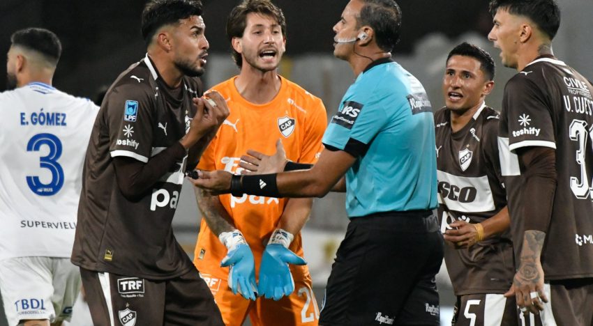 Dos balones en el campo, la polémica en el segundo gol de Vélez, que le ganó a Platense y sigue siendo puntero invicto