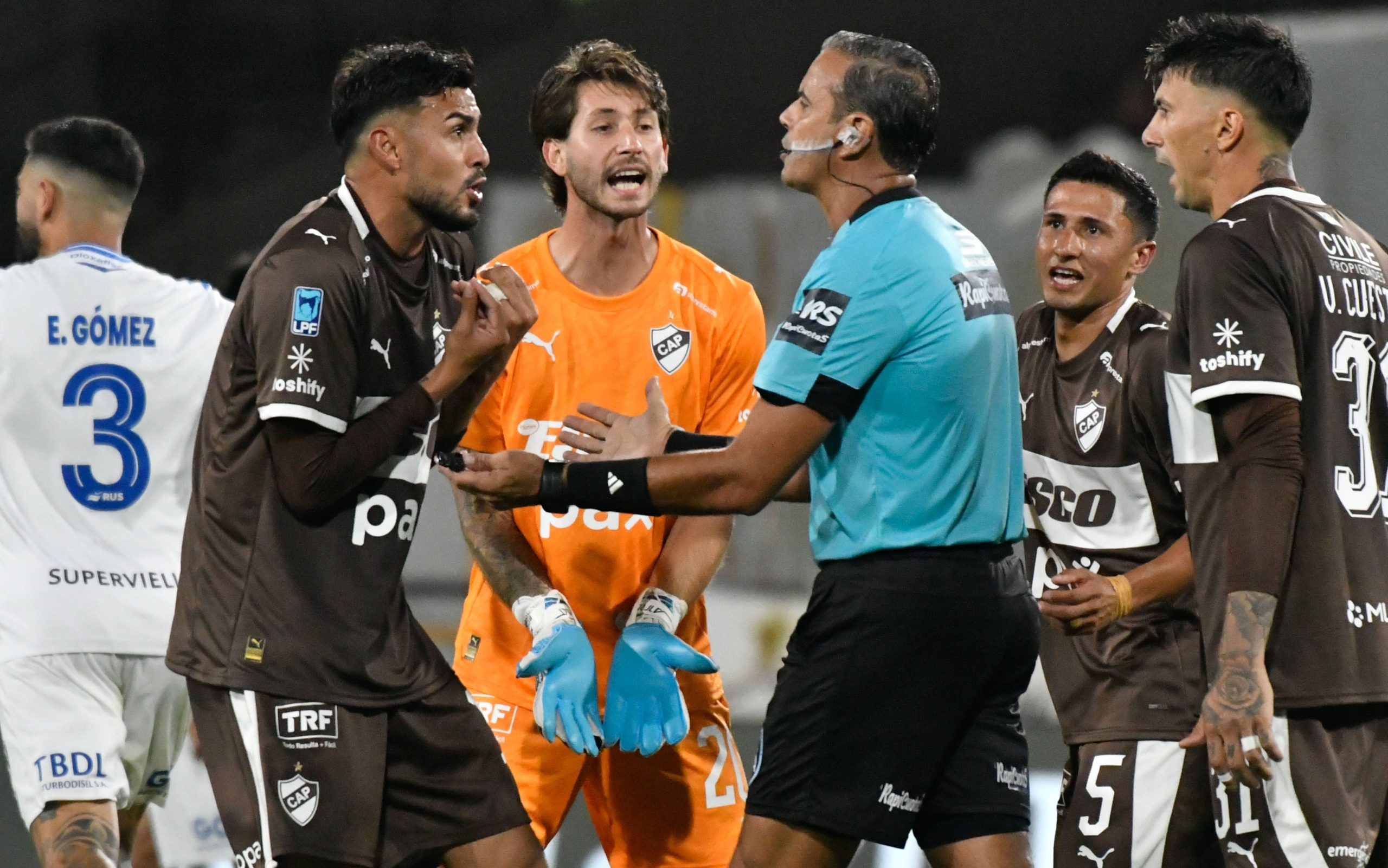Los reclamos de Ignacio Vázquez y compañía a Ariel Penel, que les explicó rápidamente la convalidación del gol pese a la segunda pelota y, ante tantos reproches, señaló la mitad de la cancha para reanudar el definitivo 2-0.