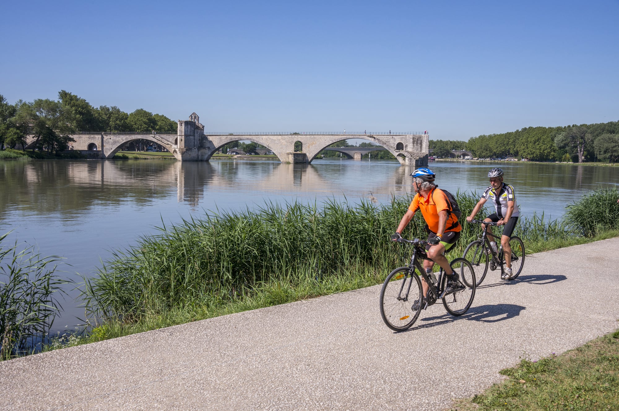 El paseo fluvial del Ródano con el antiguo puente de Avignon