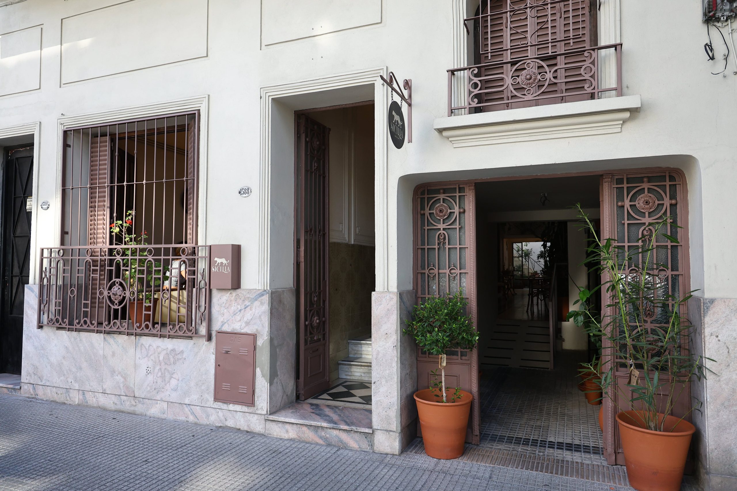 La entrada del nuevo local también remite a Italia