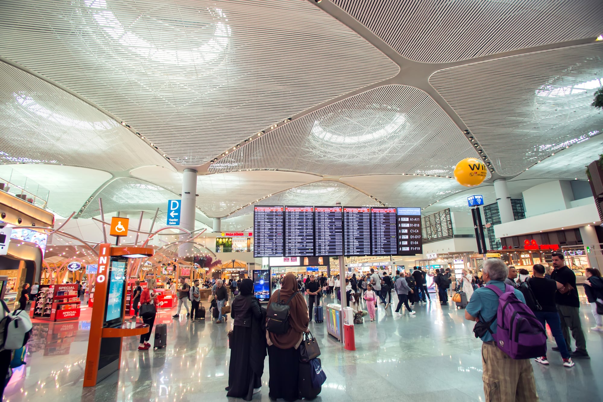 Turquía, Estambul, aeropuerto Ataturk, 7.06.2023. Gente en el aeropuerto cerca del horario de vuelo. Concepto de viajes y estilo de vida