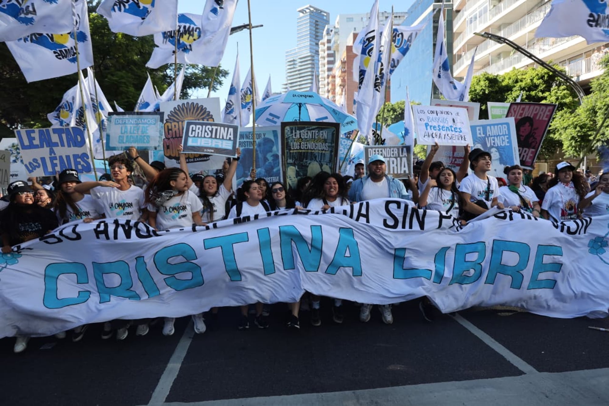 A 50 años del golpe militar de 1976 La Cámpora se reúne en la ESMA y marchan hacia San José 1111, la casa de Cristina Kirchner