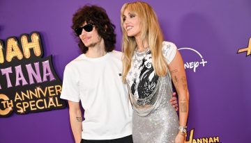 Qué se sabe… La brillante noche de Anne Hathaway, el gran momento de Camila Morrone y la cita más amorosa de Miley Cyrus