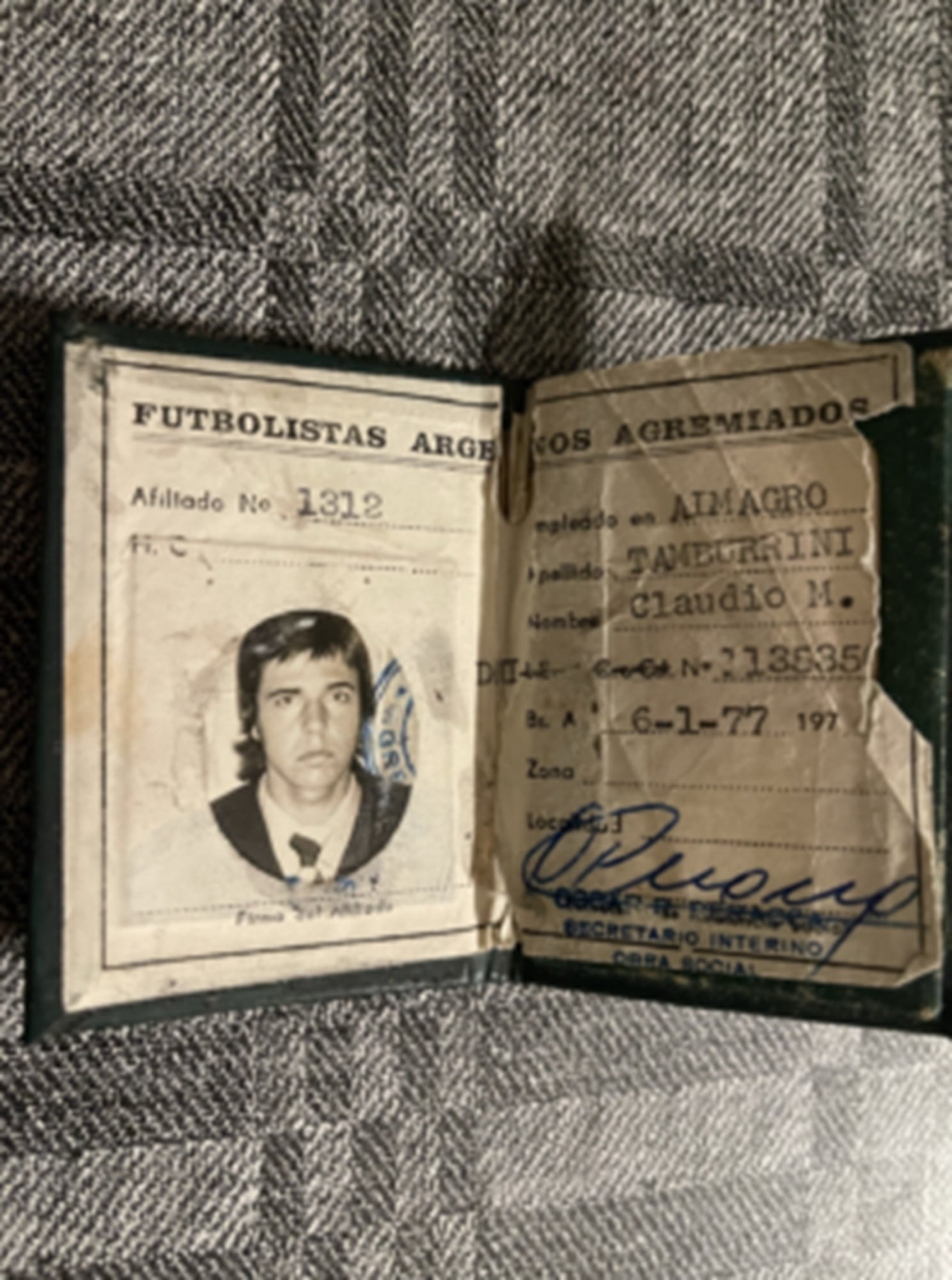 La libreta de Futbolistas Argentinos Agremiados de Claudio Tamburrini en su época de jugador de Almagro