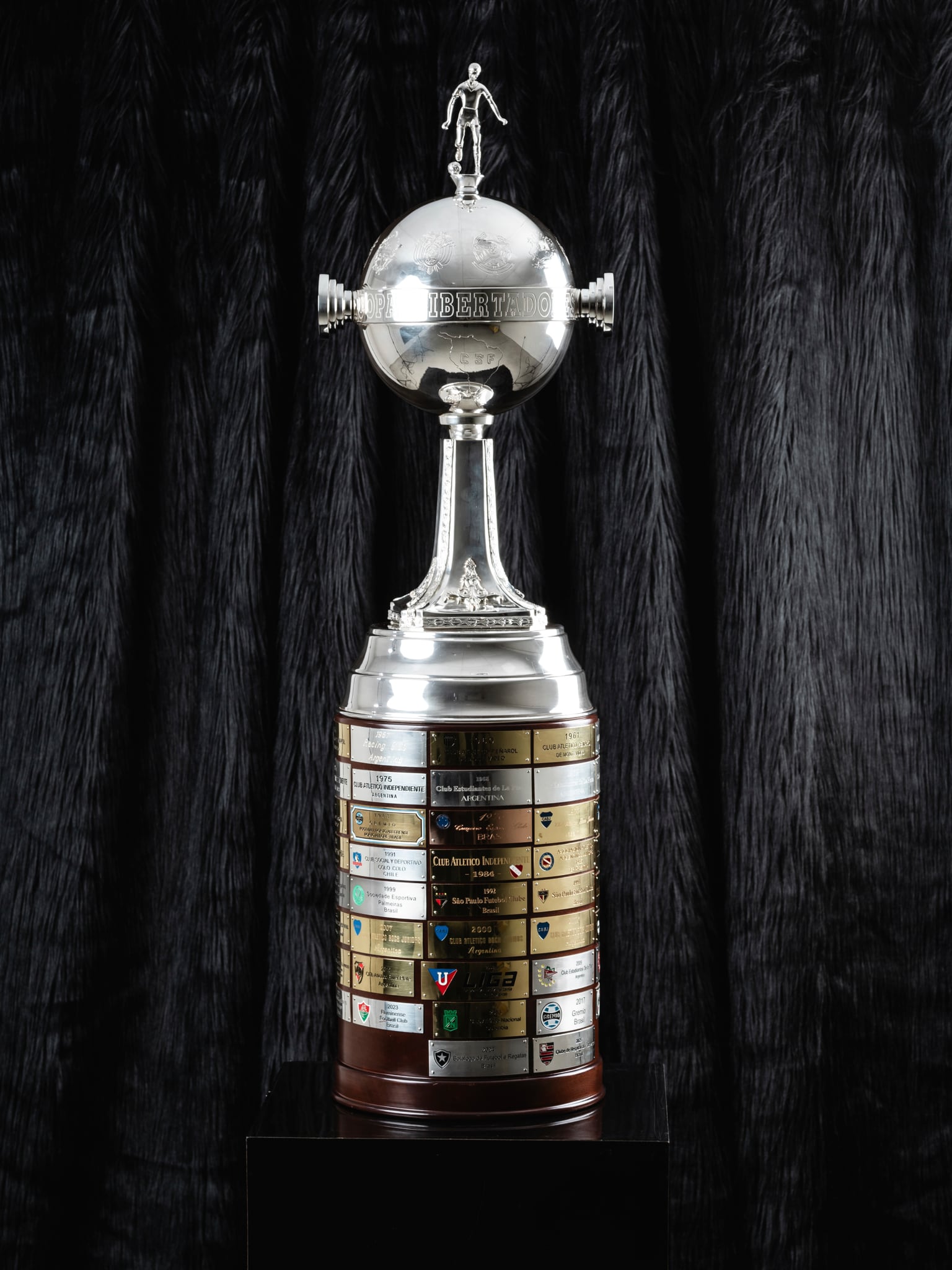 El trofeo de La Gloria Eterna (Foto: Prensa Conmebol).