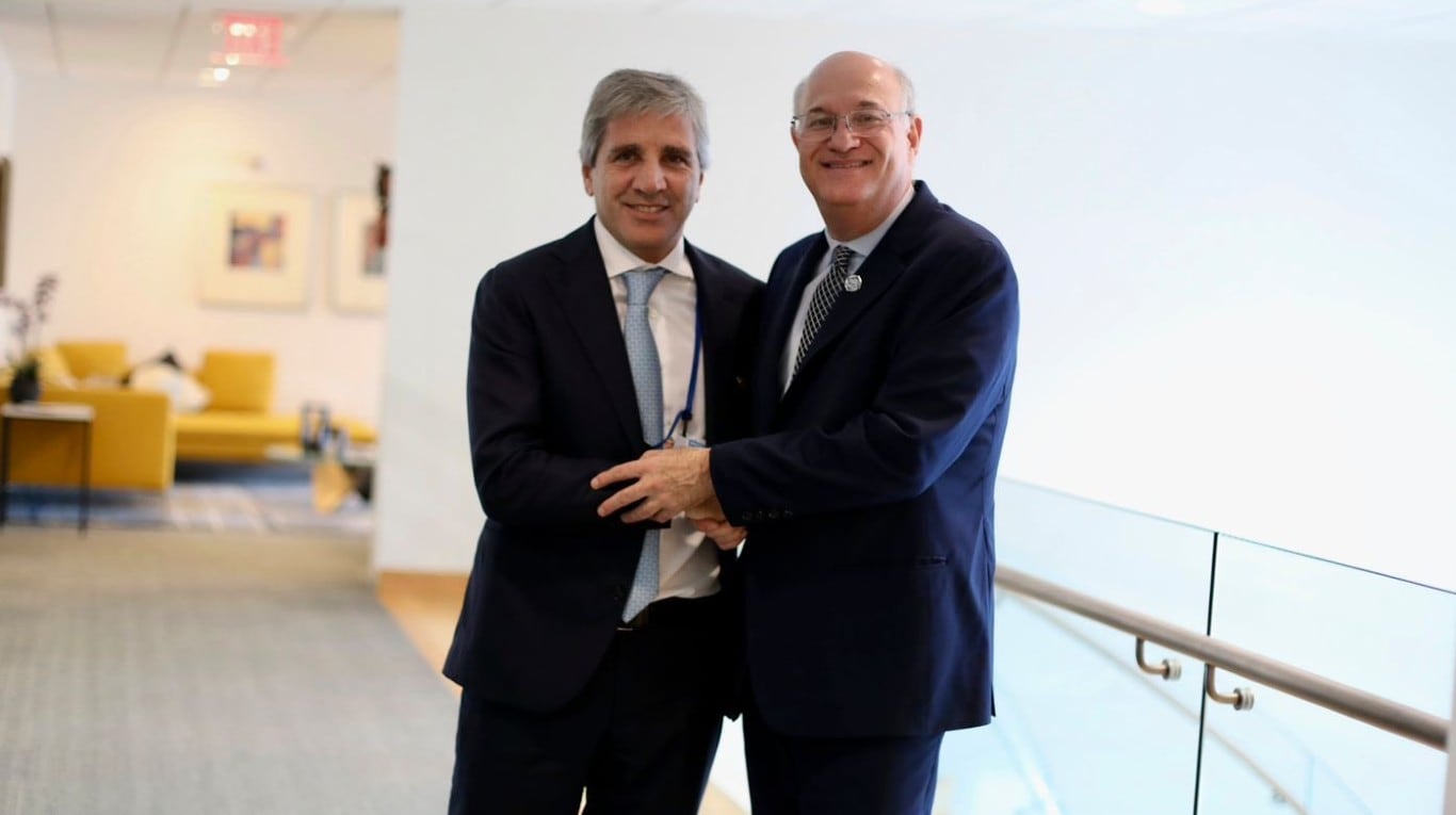 (Foto: X/@LuisCaputoAR)