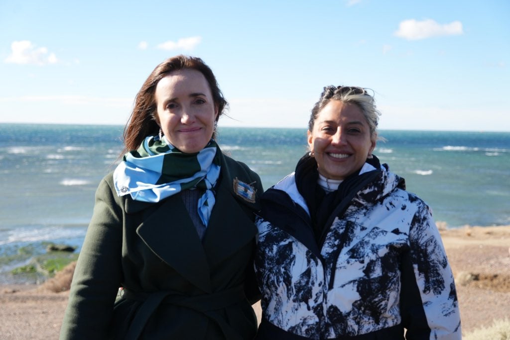 Victoria Villarruel visitó este viernes Santa Cruz, donde se mostró con Natalia Gadano, senadora que ya no responde al gobernador Claudio Vidal. (Foto: X @NataliaGadano)