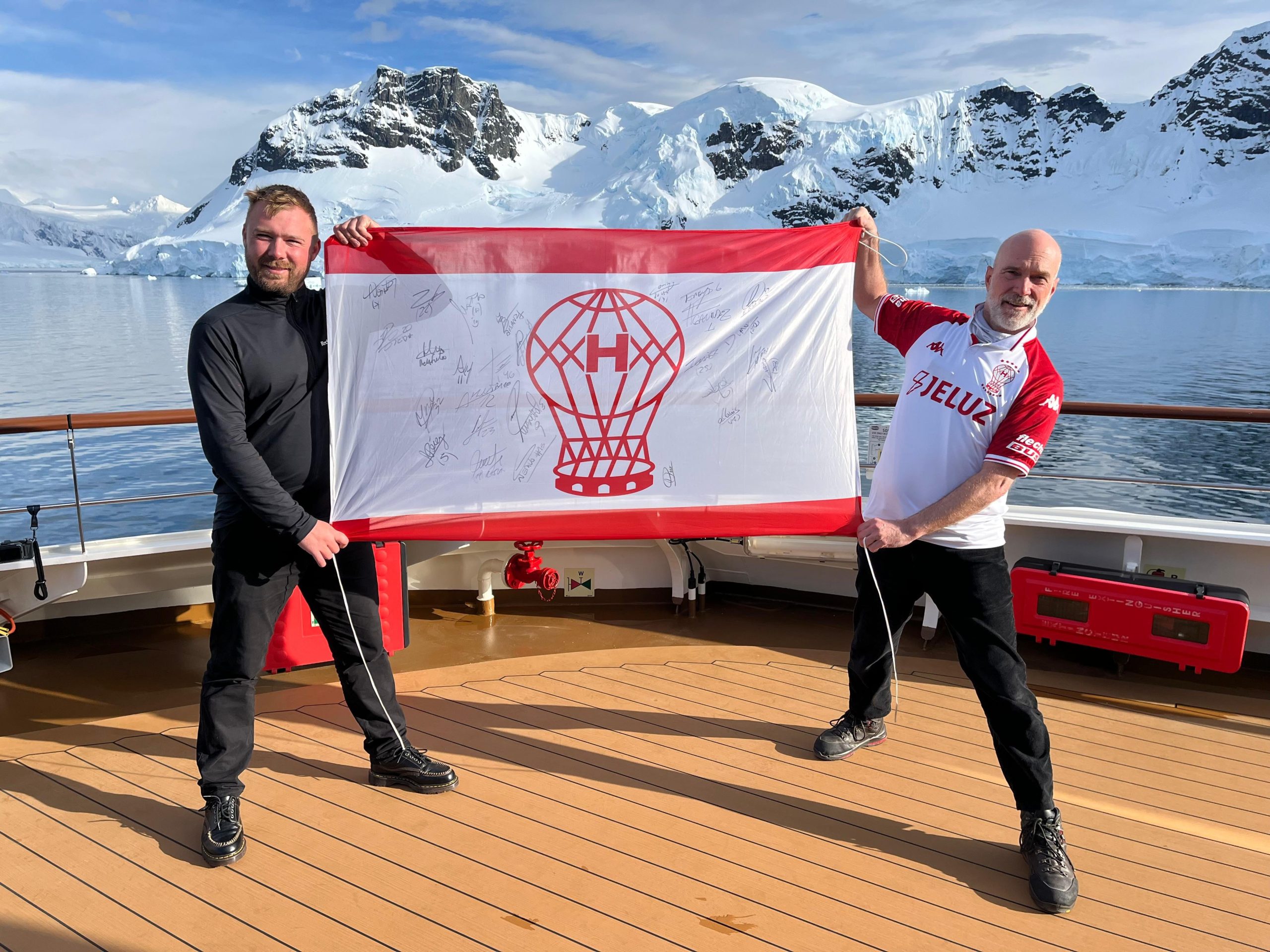 Con un amigo ruso al que hizo hincha de Huracán.