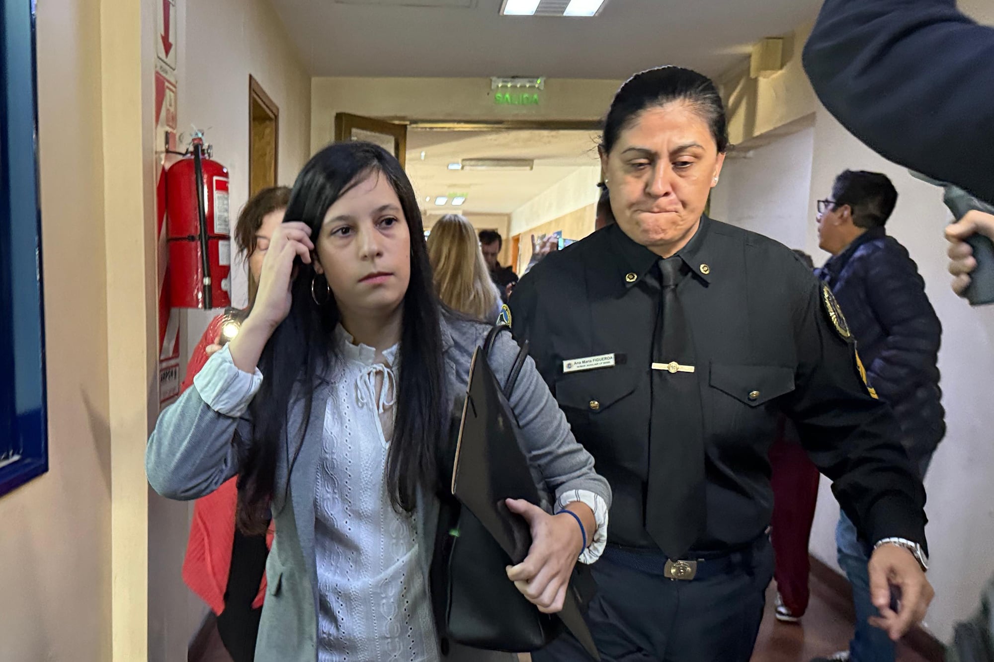 Victoria Cancio, una de las mujeres que le prestó dinero a Manuel Adorni, llega a los tribunales de Comodoro Py