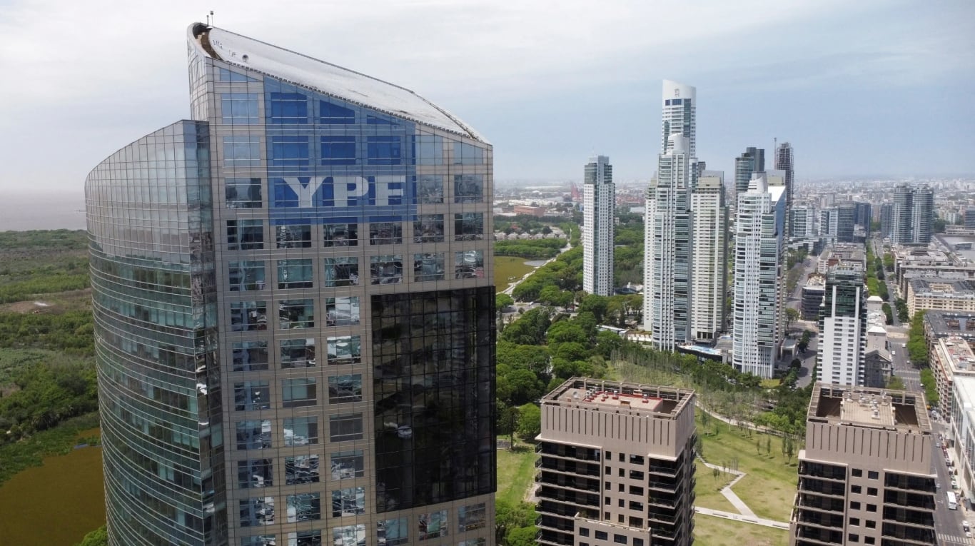 YPF aplicó un esquema de contención que implicó trasladar solo una parte del aumento internacional al surtidor. (Foto: Reuters)