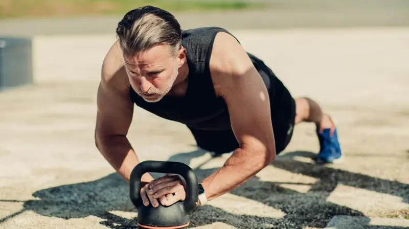 Los ejercicios isométricos son posturas que se mantienen durante al menos 30 segundos y que se pueden realizar en casa y sin equipamiento