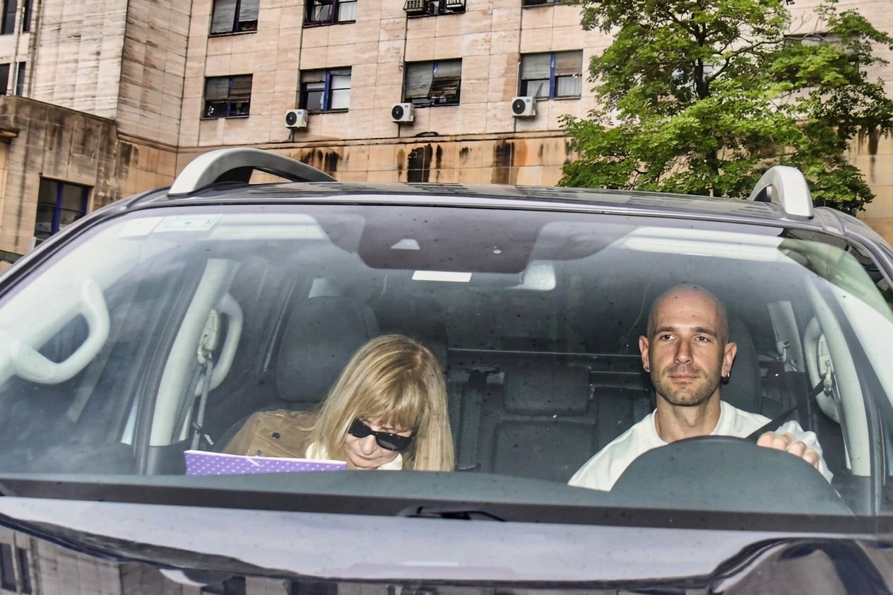 La jubilada Beatriz Viegas se retira de tribunales tras declarar en la causa que involucra al jefe de gabinete, Manuel Adorni