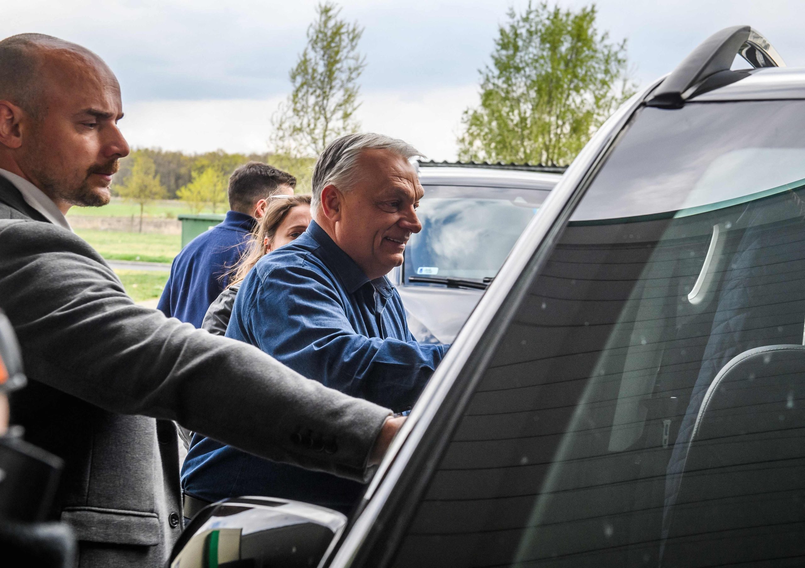 El primer ministro húngaro, Viktor Orbán, sube a su coche en una gasolinera camino a Debrecen para un mitin electoral el 9 de abril de 2026, cerca de Polgár, Hungría
