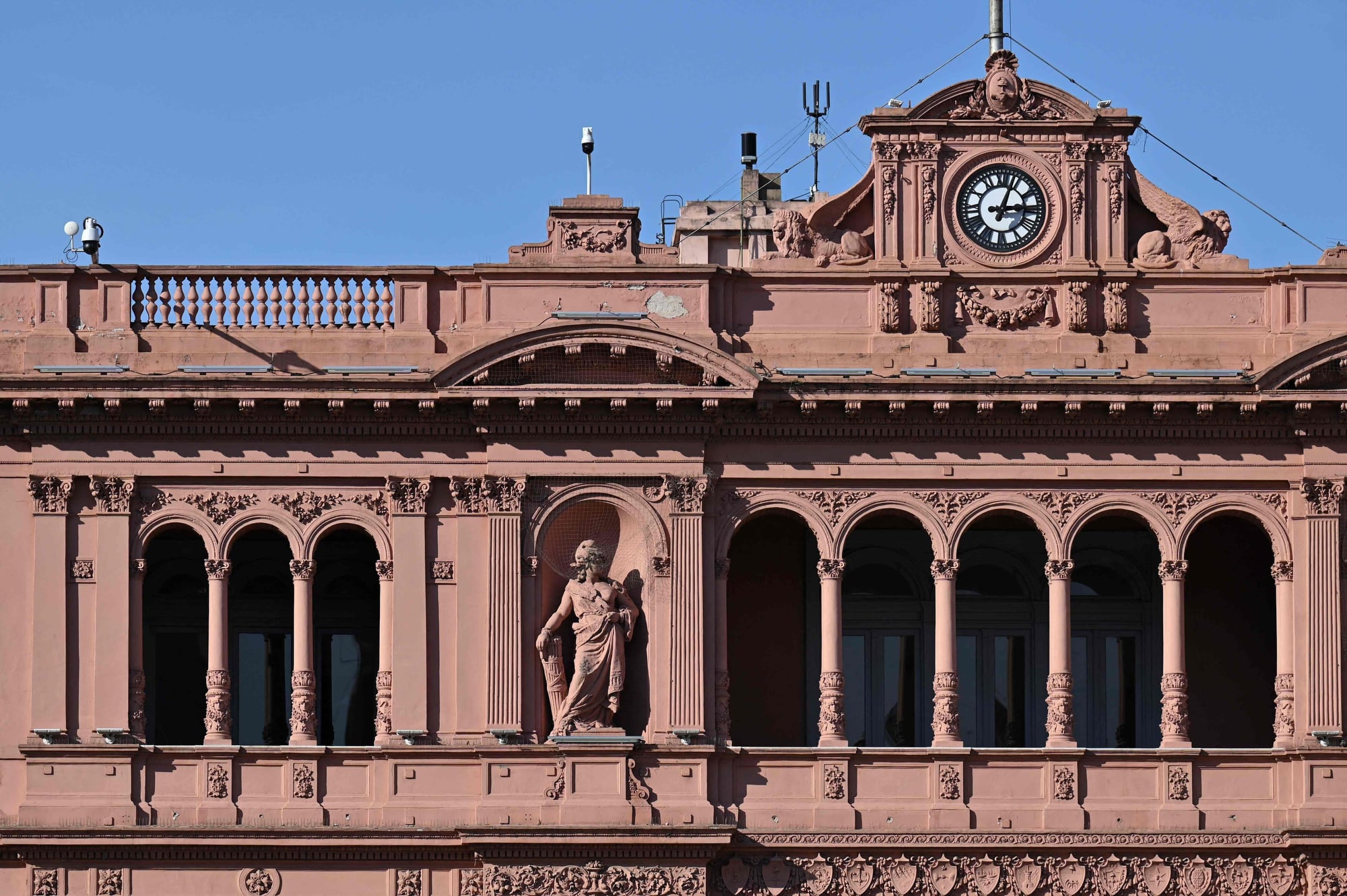 Los emblemáticos balcones que dan a la Plaza de Mayo