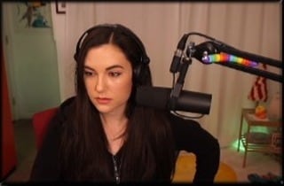 Grey hace transmisiones de videojuegos y conversando con su comunidad. (Foto de Instagram: @sashagrey)