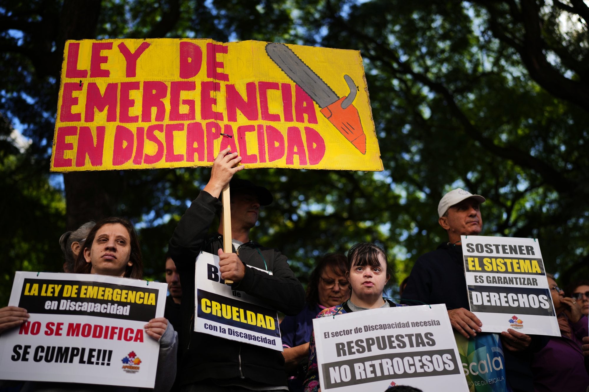 Manifestantes protestan frente al Ministerio de Salud en protesta de los últimos cambios que el Gobierno impulsa en materia de discapacidad (Foto AP/Natacha Pisarenko)