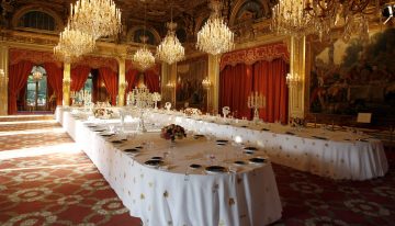 Condenan a un año de cárcel al mayordomo del Elíseo que robó parte de la vajilla del palacio