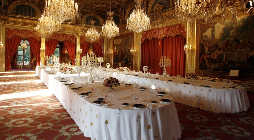 Condenan a un año de cárcel al mayordomo del Elíseo que robó parte de la vajilla del palacio