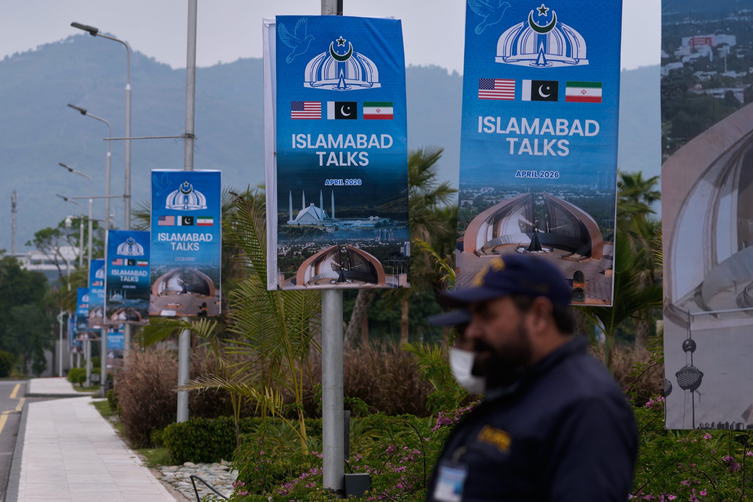 Agentes de seguridad custodian las calles pakistaníes en la previa de los diálogos por la paz