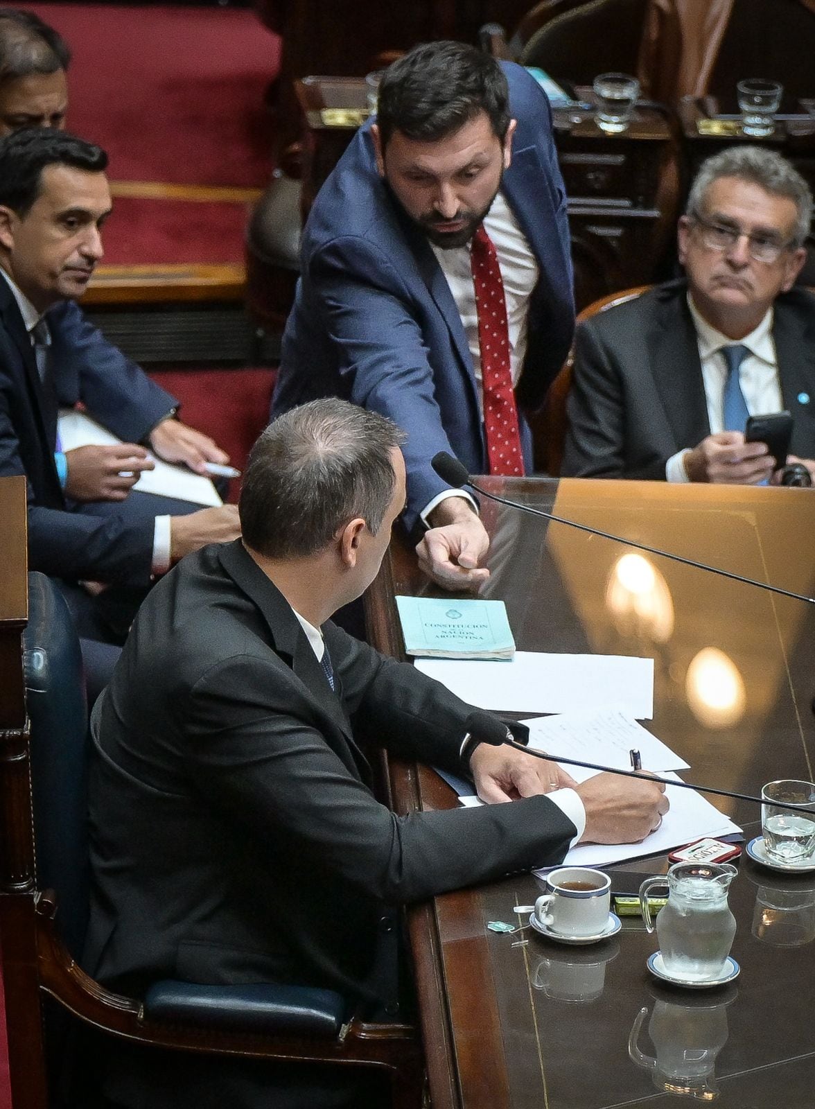 Juliano le entregó un ejemplar de la Constitución a Adorni