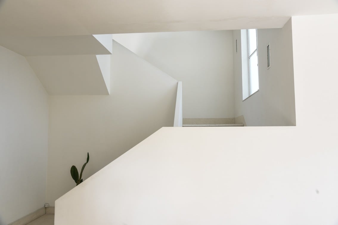 La escalera interior que conecta los pisos