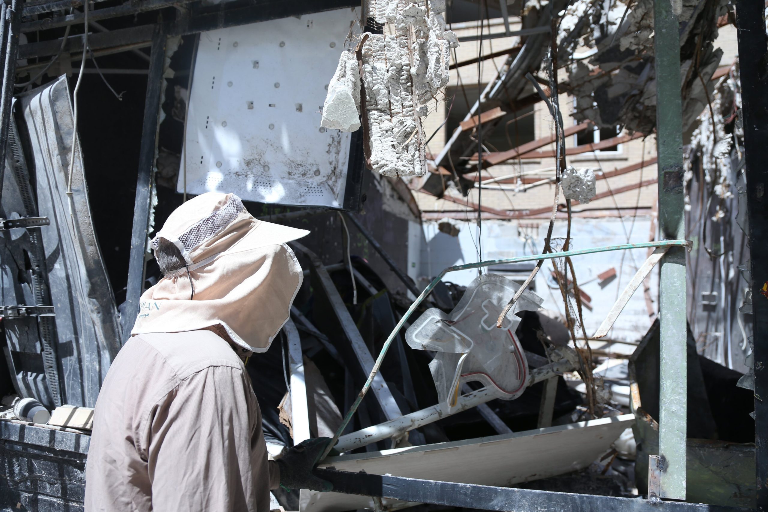 Imagen del 14 de abril de 2026 de una tienda destruida en los ataques de Estados Unidos e Israel, en Teherán, Irán