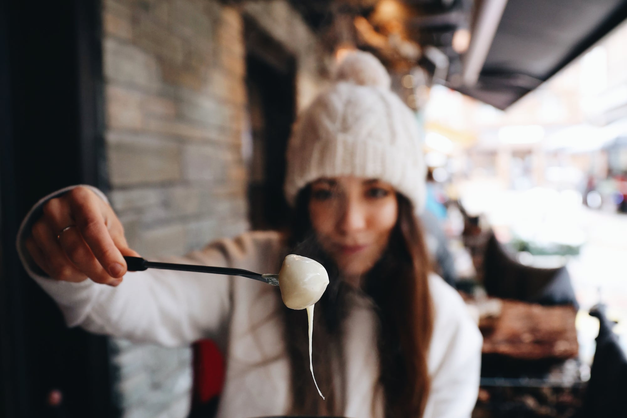 Mica aprendió a apreciar las comidas suizas.