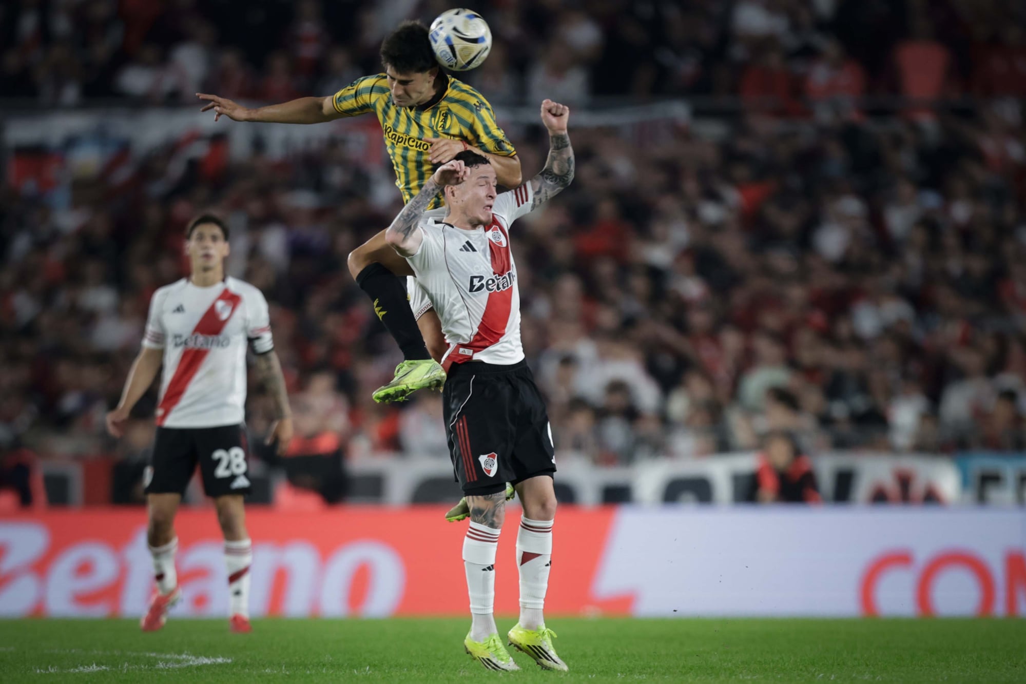 Cabezazo de Agustín Palavecino ante Aníbal Moreno