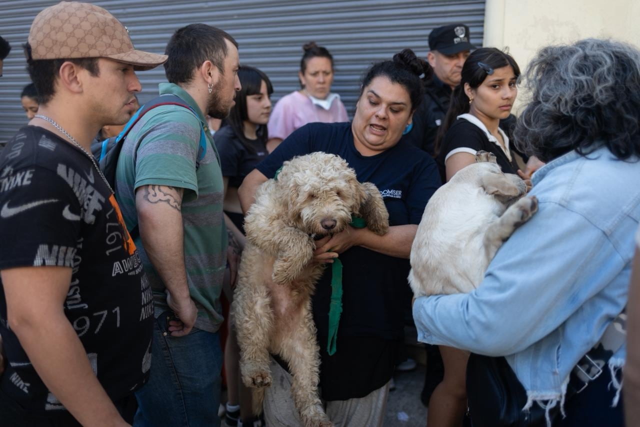 El Gobierno de la ciudad desaloja un terreno en La Paternal donde viven más de 100 personas