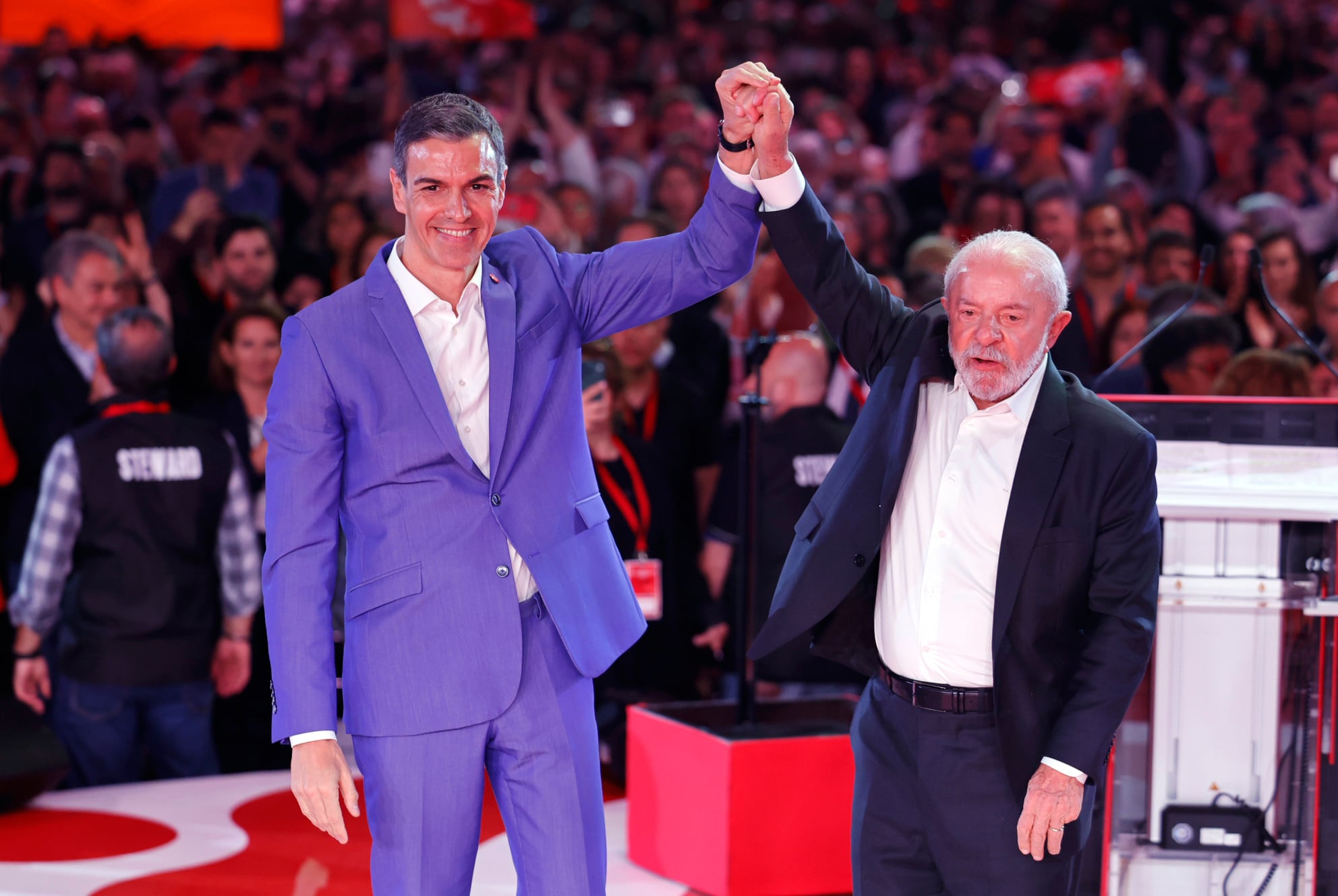 El presidente de Brasil, Lula da Silva, y el de España, Pedro Sánchez, en el cierre de la cumbre de Barcelona este sábado. 