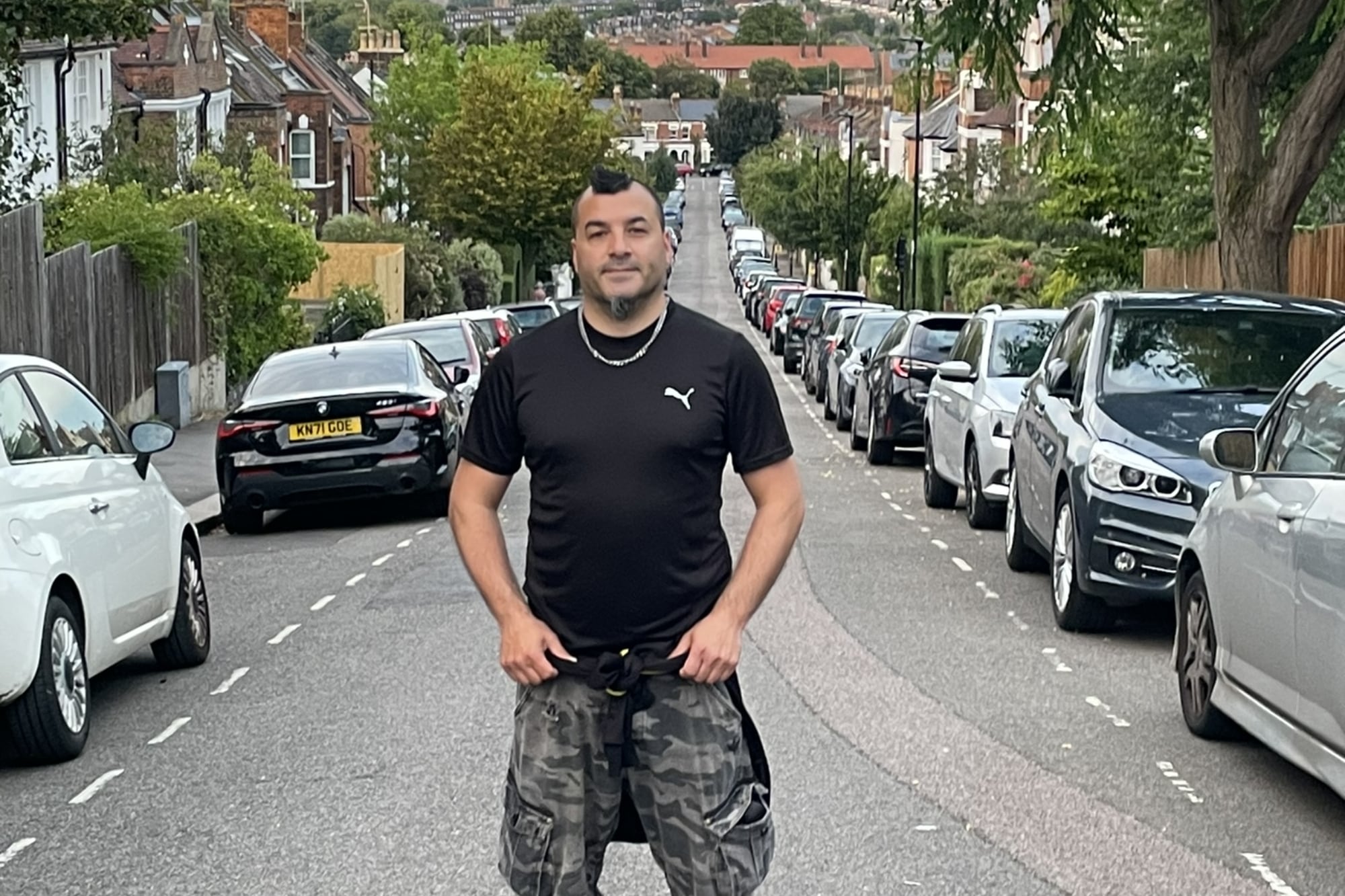 Mariano aprendió inglés y comenzó a brillar en el mundo de la gastronomía, donde pudo servir sus platos en espacios de mucho prestigio, como el castillo de Windsor y el estadio Wembley. Su ilusión, sin embargo, es dedicarse de lleno a su profesión de coach de fútbol, que ejerce junto a un equipo semiprofesional de Inglaterra.