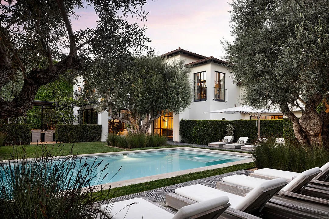 La mansión fue construida en 1928 y está ubicada en Benedict Canyon Drive 