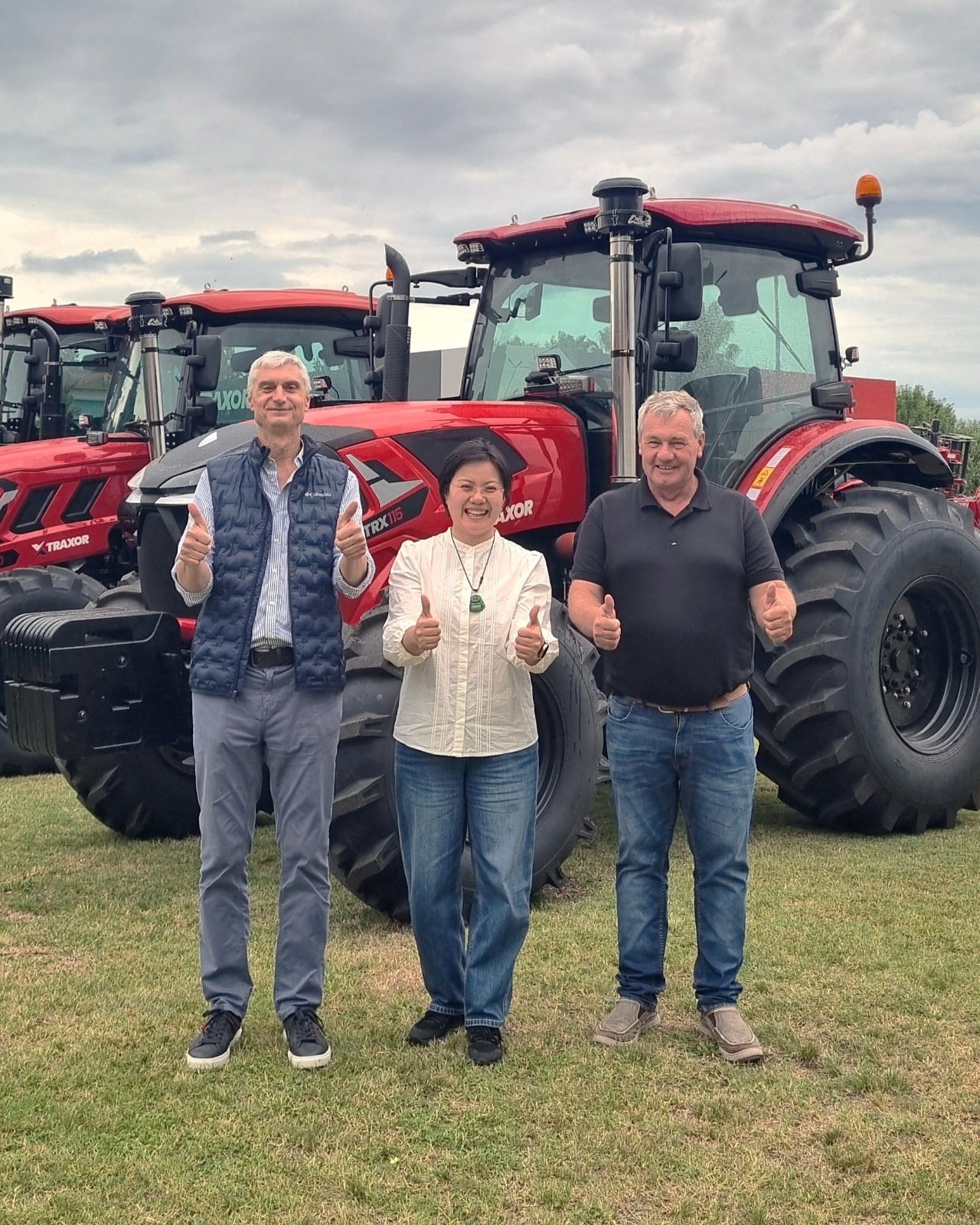 Leandro Castellani, CEO de la fábrica nacional Ombú y que importa de China tractores Traxor, con Mauricio Borgert, de MB Maquinarias y socio, y la empresaria china que fabrica los tractores